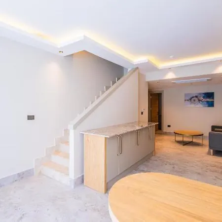 Hotel Mida At 222 *